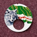 Loup et drapeau peints en micro-peinturesur un cadran